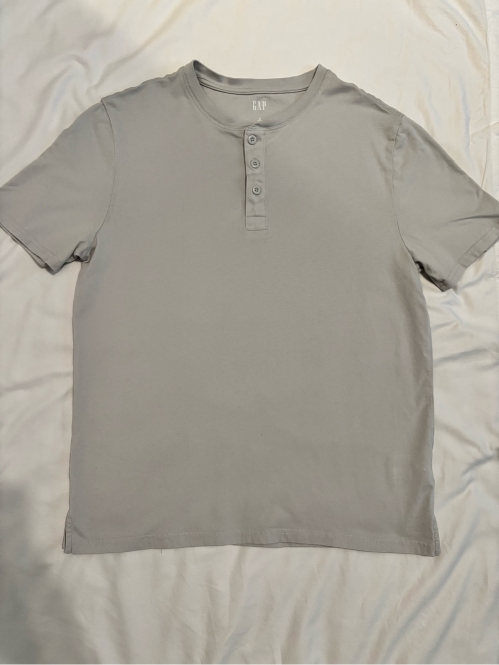 GAP Men Short Sleeve Henley in Light Gray